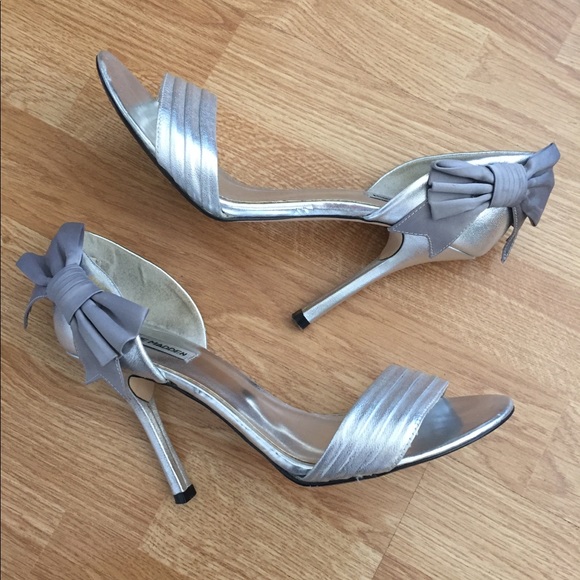Steve Madden 4” Silver Heels - Like New - Picture 1 of 5